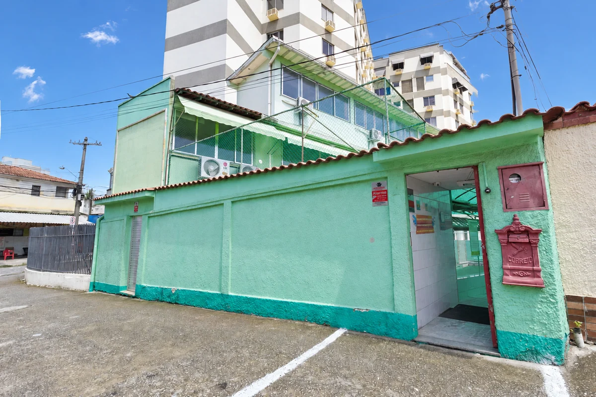 Fachada verde e porta de entrada da Canto dos Sonhos